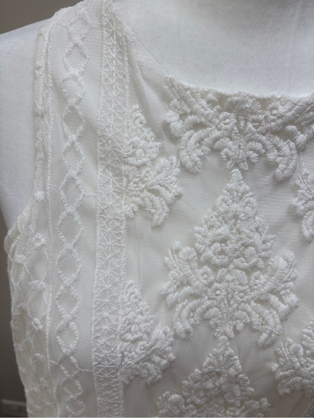 Old Navy Cream White Lace Embroidered Sleeveless Camisole Sleeveless Top